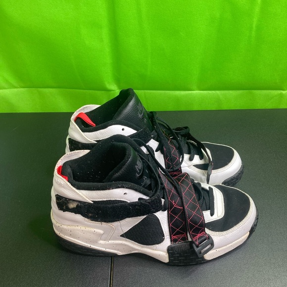 Nike Kids Black and White Sneakers with Red Accents - Picture 2 of 4